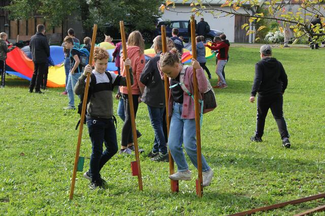 Am Areal der Franziskaner in Lienz konnten sich die Kinder und Jugendlichen bei allen möglichen Parcours und Spielmöglichkeiten so richtig austoben.  | Foto: DIbk/Varga