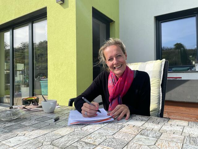 Elisabeth Kutschera freut sich, dass sie dank Förderung nun samt Familie im eigenen Haus wohnen kann. | Foto: Schmatz