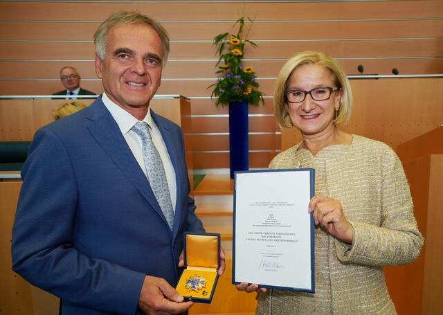 Der Ternitzer Mittelschul-Direktor Helmut Traper und Landeshauptfrau Johanna Mikl-Leitner. | Foto: NLK Pfeiffer/Burchhart 