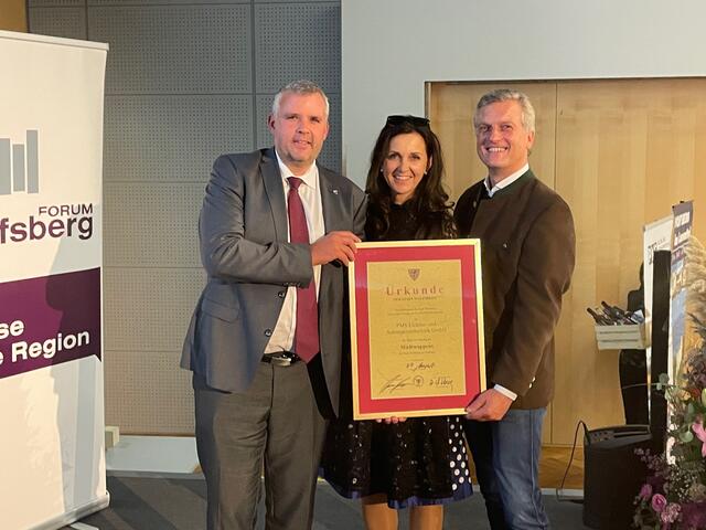 Verleihung des Stadtwappens durch Bürgermeister Hannes Primus an PMS-Chef Franz Grünwald und dessen Ehefrau Herta | Foto: Stadtgemeinde Wolfsberg