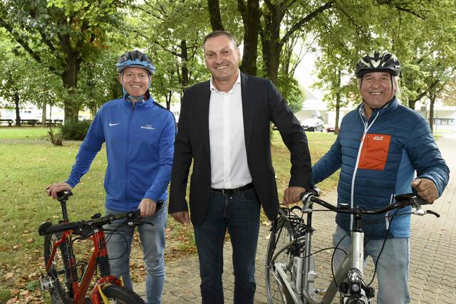 Bürgermeister Manfred Baumberger mit Kurt Kaltenböck (Fahrradbeauftragter, r.i.B.) und Christoph Steindler (l.i.B.) | Foto: Stadtgemeinde Ansfelden