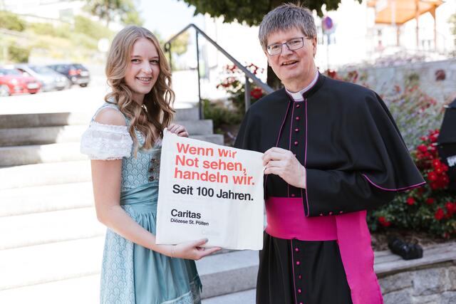 Jana Jungwirth aus Wolfpassing erhält von Bischofsvikar Gerhard Reitzinger die Sammelunterlagen.
 | Foto: InShot Amstetten