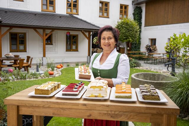 "Ab in den Mehlspeisenhimmel": Maria Wurzer lockt mit süßen Schmankerln ins Bauernhofcafé in Bodensdorf bei Wieselburg. | Foto: Robert Herbst