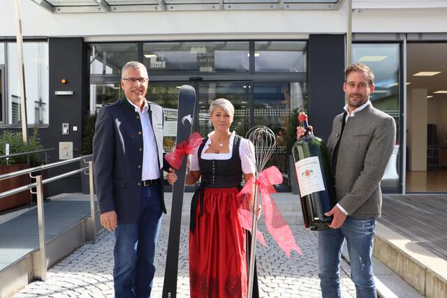 Der ehemalige Direktor Günther Schwazer übergab offiziell die Agenden des Tourismus und Handels an seine Nachfolgerin Martina Bombardelli und ihren Stellvertreter Thomas Rudig (v.li.)