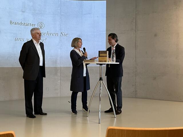 Verleger Nikolaus Brandstätter erklärte die Herausforderungen bei der Vervielfachung des Buches.  | Foto: Sandra Würfl