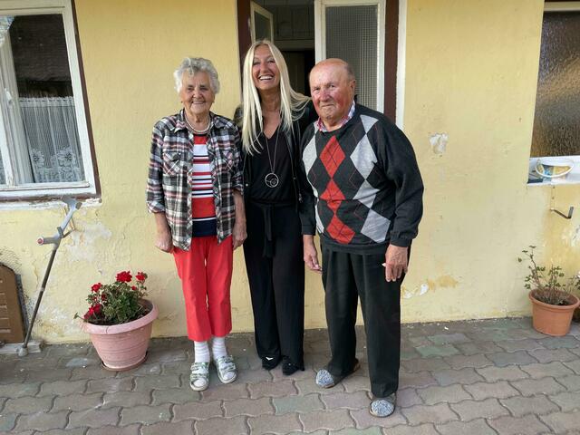 Spenden-Initiatorin Yvonne van Dyck mit ihren Nachbarn, der Familie Weiß. | Foto: Van Dyck