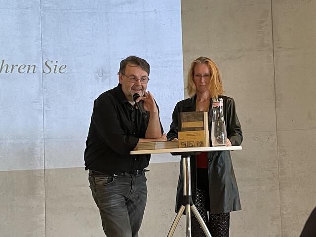 Die Beitragsautoren Carina Chitta und Ilja Steffelbauer erläuterten interessantes Hintergrundwissen zum Bäckergesellen Höhne und seinem Buch.   | Foto: Sandra Würfl