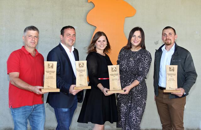  Astrid Eisenkopf mit allen PreisträgerInnen des Burgenländischen Tierschutzpreises 2021. | Foto: Bgld. Landesmedienservice