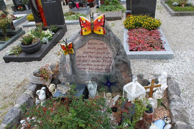 Das Sternenkinder-Grab am Friedhof in Kirchdorf an der Krems