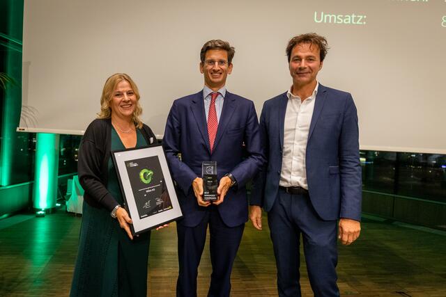 Karin Mair (Deloitte) und Gerhard Speckbacher (WU-Wien) überreichten die Auszeichnung an Miba Vorstandsvorsitzenden F. Peter Mitterbauer. | Foto: Deloitte/Christian Steinbrenner