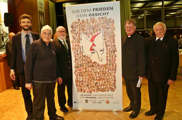 Bürgermeister von Prato Matteo Biffoni, Pfarrer der Pfarre Santa Lucia Don Mauro, Ebenseer Pfarrer Alois Rockenschaub, Bischof Manfred Scheuer und Altbischof Maximillian Aichern.  | Foto: Foto Hörmandinger