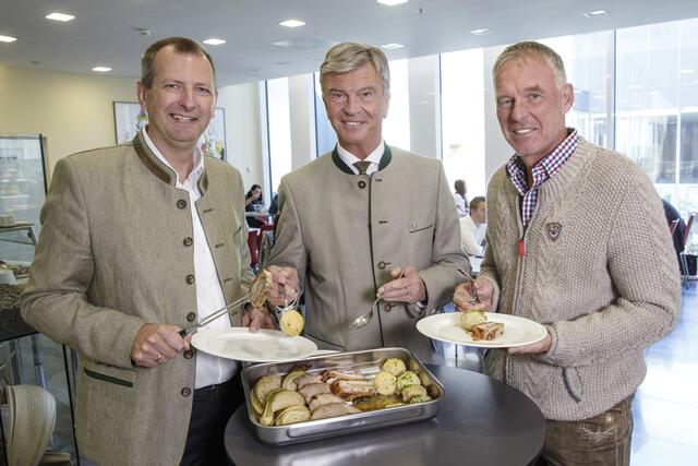 Von links: Technikvorstand Stefan Stallinger, Generaldirektor Werner Steinecker und Finanzvorstand Andreas Kolar mit dem tradtionellen "Liachtbratl". | Foto: Energie AG