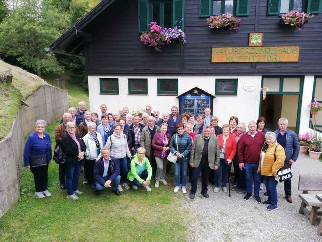 Das Busunternehmen Gaber brachte die 47 Teilnehmern auf den Falkert. | Foto: Privat