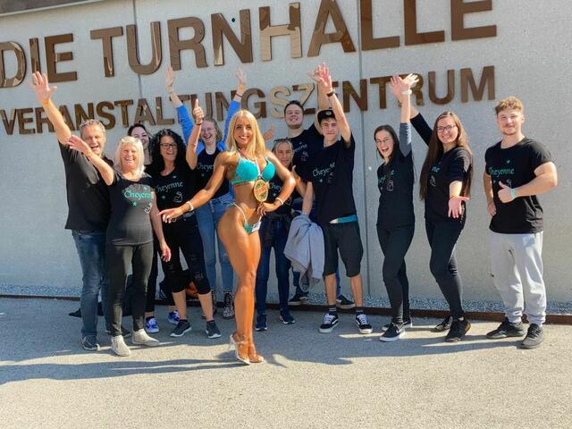 Mit einem "Körper aus Stahl" zum Erfolg: Die 24-jährige Bodybuilderin Cheyenne Marecki aus Wieselburg im Kreise ihrer begeisterten Fans. | Foto: privat