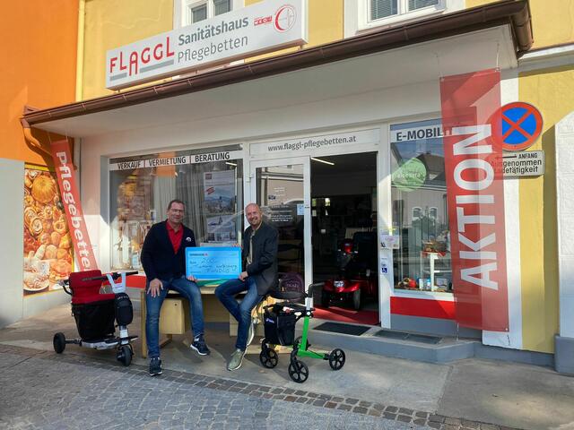 Gerald Flaggl (links) und Andreas Mosgan-Steinbachner mit dem Spendenscheck, der dem Wolfsberger Tierheim zugute kommt.  | Foto: Privat