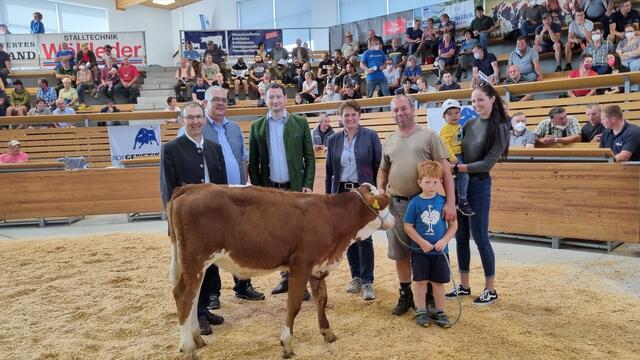 In der Berglandhalle fand die 700. Zuchtrinder-Versteigerung statt. Leopold Wallner und sein Sohn (3.u.4.v.r.) gewannen ein Zuchtkalb. | Foto: Haiderer