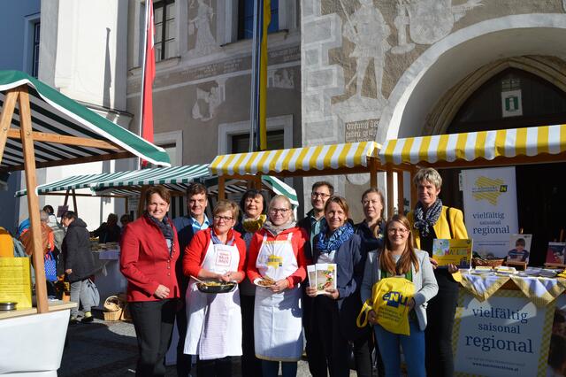 Andrea Wagner (Vizepräsidentin der Landwirtschaftskammer NÖ), Stadtrat Erich Stern, Seminarbäuerin Anita Unger, Vizebürgermeister Andrea Wiesmüller, Daniela Schuster, Umweltgemeinderat Bernhard Thaler, Stadträtin Anne Blauensteiner, Ing. Doris Pfeiffer (Energie- und Umweltberatung), Romana Gundacker („So schmeckt NÖ“) und Nationalratsabgeordnete Martina Diesner-Wais (v.l.) genossen das herrliche Ambiente beim Showkochen am Zwettler Rathausmarkt. | Foto: Stadtgemeinde Zwettl, Tanja Zlabinger