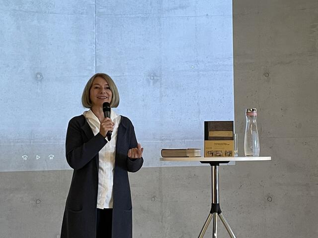 Barbara van Melle führte durch die Veranstaltung.  | Foto: Sandra Würfl