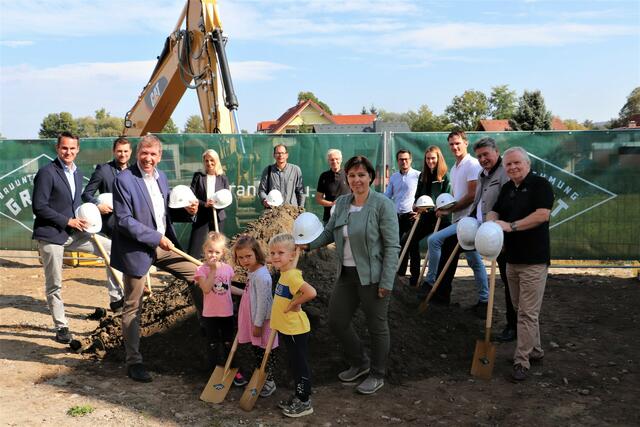 Mit den Kommunalpolitikern durften auch Kindergartenkinder den ersten Spatenstich setzen. | Foto: Edith Ertl