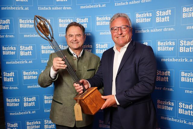 ProHolz-Obmann Rudolf Rosenstatter übernahm den Regionalitätspreis für die Holzinstallation am Großglockner von LH-Stv. Heinrich Schellhorn. | Foto: BB/Franz Neumayr