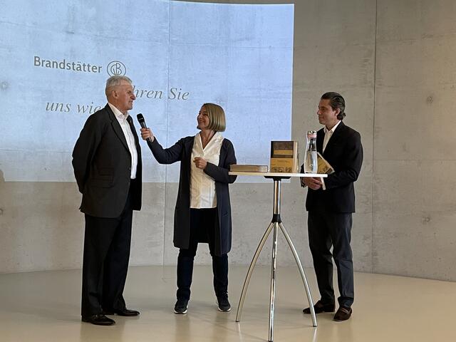 Herausgeber und Eigentümer der Backaldrin Peter Augendopler (links), Moderatorin Barbara van Melle und Verleger Nikolaus Brandstätter freuen sich über die Fertigstellung des Buches. | Foto: Sandra Würfl