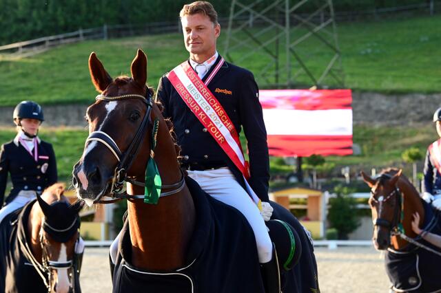 Peter Gmoser mit Don Jon OLD bei der Siegerehrung bei der Österreichischen Dressurmeisterschaft 2021. | Foto: Photo Team Lehoczky