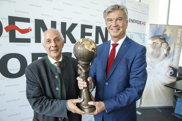 Energy Globe-Initiator Wolfgang Neumann (l.) und Energie AG-Generaldirektor Werner Steinecker. | Foto: Energie AG Oberösterreich/Hermann Wakolbinger