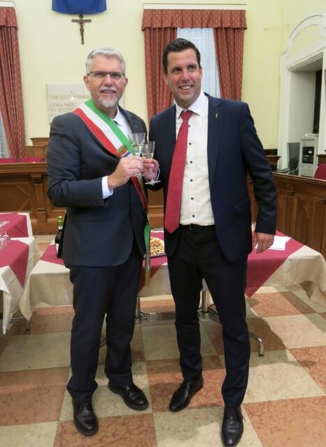 Das 10-jährige Jubiläum der Partnerschaft wurde im Municioale de Faenza mit den den beiden Bürgermeistern Giuseppe Malpezzi und Stefan Krapf gefeiert. | Foto: Stadtgemeinde Gmunden