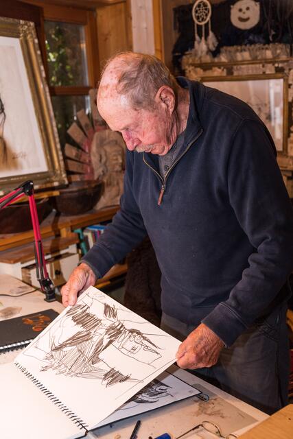 84-Jähriger möchte Hilfsvereine unterstützen und bietet Werke gegen frei gewählter Spende. | Foto: Alfred Hofer