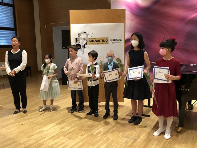 Gründerin der „Musical Munchkins“ und Initiatorin  IsabellaTabibian Cho mit den Gewinnern des Mozratino-Wettbewerbs 2021. | Foto: ConsuMED