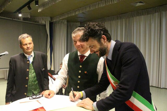 Klaus Preiner, Markus Siller und Matteo Biffoni bei der Unterzeichnung der aktualisierten Vereinbarungen im Rahmen der 30-Jahr-Feier. | Foto: Städte-Partnerschaftsverein Ebensee