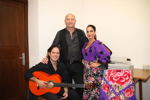 Diego Rocha und David Morán mit Montserrat Suarez.
