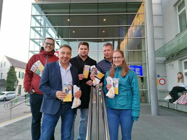 Verteilaktion der VP am Bahnhof St. Valentin: "Billiger ist jedoch zu wenig – wir wollen billiger, besser und bequemer"
 | Foto: VPAM
