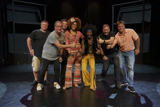Ohne die „unsichtbaren“ Mitarbeiter hinter der Bühne wäre ein Musical wie „Hair“ nicht möglich. 66 Menschen helfen insgesamt bei jeder Vorstellung mit, 39 sind ausschließlich Backstage tätig.  | Foto: Holnsteiner