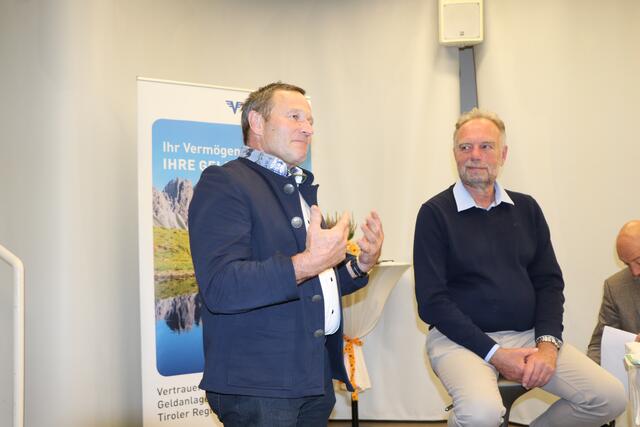 Bgm. Hermann Huber (li.), Geschäftsführer des Alpinarium Galtür, mit Moderator Markus Schermer von der Universität Innsbruck. | Foto: Othmar Kolp