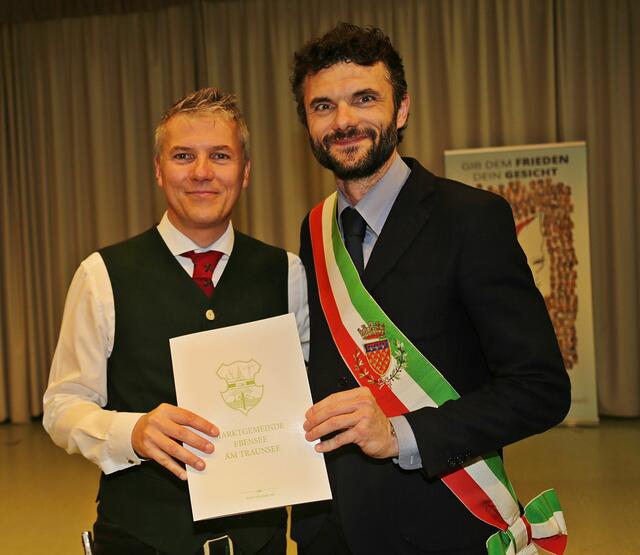 Markus Siller und Matteo Biffoni feiern 30-jährige Partnerschaft. | Foto: Foto Hörmandinger
