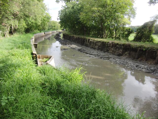 Die Beplankung des Kanals im allgemeinen und privaten Bereich wurde erneuert. Beim privaten Teil blieben Holzbretter im Grünen liegen. | Foto: privat