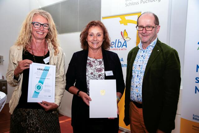 Von links: Astrid Gaisberger (SelbA-Digital), SelbA OÖ - Leiterin Maria Hofstadler und Christian Pichler, Leiter des Katholischen Bildungswerkes Oberösterreich mit der Urkunde des Ministeriums. | Foto: Hannelore