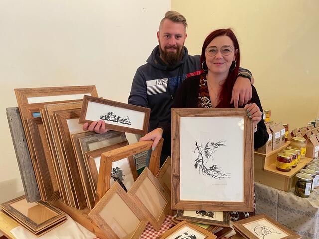 Manuel und Sophia präsentieren die Bilderrahmen von  Klaus Wagner. | Foto: Necker