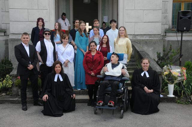 Glaubenskirchen-Konfirmation 2021: Die Konfirmandinnen und Konfirmanden mit Pfarrvikarin Florentine Durel (r), Pfarrerin Anna Kampl und den Konfi-BetreuerInnen der evangelischen Pfarrgemeinde Simmering