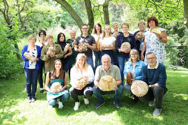 Die Jury machte sich die Qualitätsprüfung der 60 Brote nicht einfach. | Foto: LK OÖ
