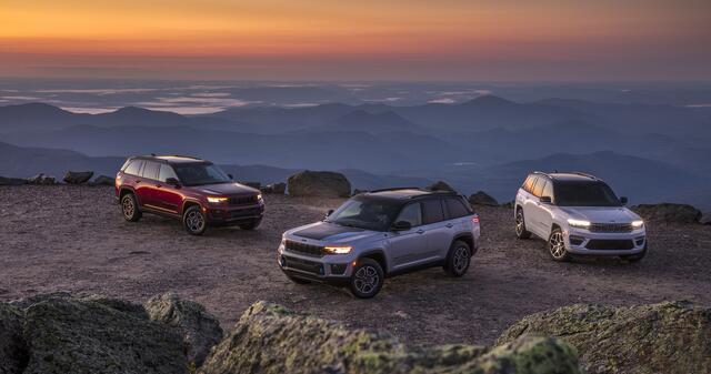 Die Jeep Quadra-Lift-Luftfederung mit elektronischer Dämpfung bietet im neuen Grand Cherokee bis zu 28,7 Zentimeter Bodenfreiheit und bis zu 61 Zentimeter Wattiefe.