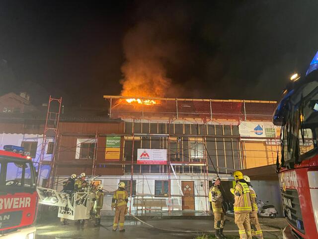 Die Feuerwehrleute aus Niederdorf, Ebbs, Walchsee und Brixlegg hatten alle Hände voll zu tun, um den Dachstuhlbrand zu löschen. | Foto: ZOOM.Tirol