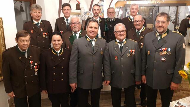 Die neue Spitze des Bezirksverbandes Innsbruck-Land mit TKB-Präsident Franz Xaver Gruber (r.)