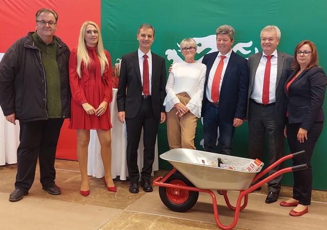 SPÖ-Spitzen aus Land und Region rund um Anton Lang und Wolfgang Dolesch verabschiedeten Hans Hammer. | Foto: SPÖ