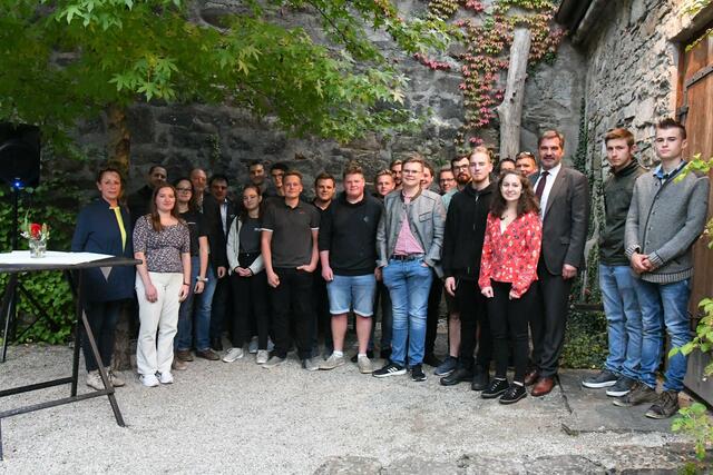 Bürgermeister Mag. Werner Krammer (3.v.r.) mit den Lehrlingen aus der
Region und deren Ausbildner
