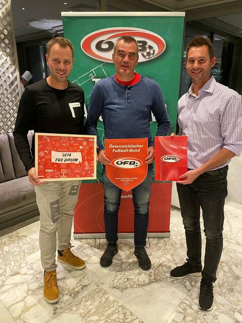 Stefan Friessnegger (KAC) , Robert Micheu (ASV) und Gernot Messner (WAC)  mit der Auszeichnung | Foto: OEFB/KK