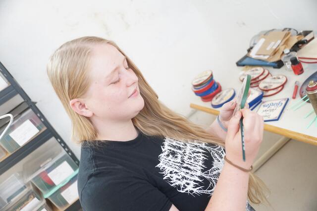 Katharina Palanich zeichnet die Motive der Schilder selbst.