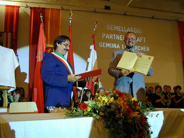 Die damals amtierenden Bürgermeister Virgilio Disetti und Bürgermeister Klaus Silbermayr unterzeichneten 2000 die Partnerschaftsurkunde. | Foto: Stadtgemeinde Laakirchen