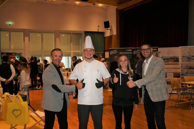 Otmar Ladner (Bezirksstellenleiter WK), Martin Zoller aus Mötz (Kochlehrling im Kurhotel in Umhausen im zweiten Lehrjahr), Sarah Mayr aus Prutz (Seilbahntechnik-Lehrling im vierten Lehrjahr bei den Bergbahnen Fiss/Ladis) und WK-Obmann Michael Gitterle.  | Foto: Elisabeth Zangerl 
